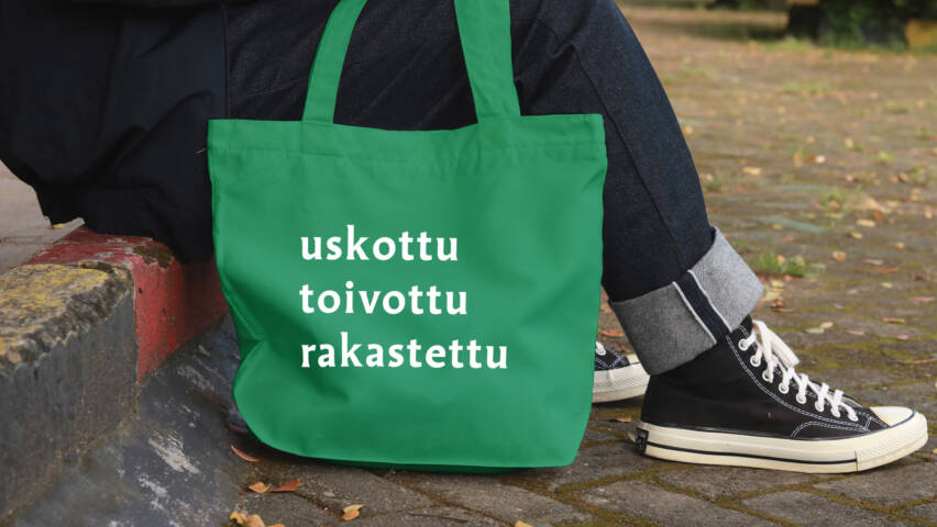 kangaskassi jossa lukee uskottu, toivottu, rakastettu