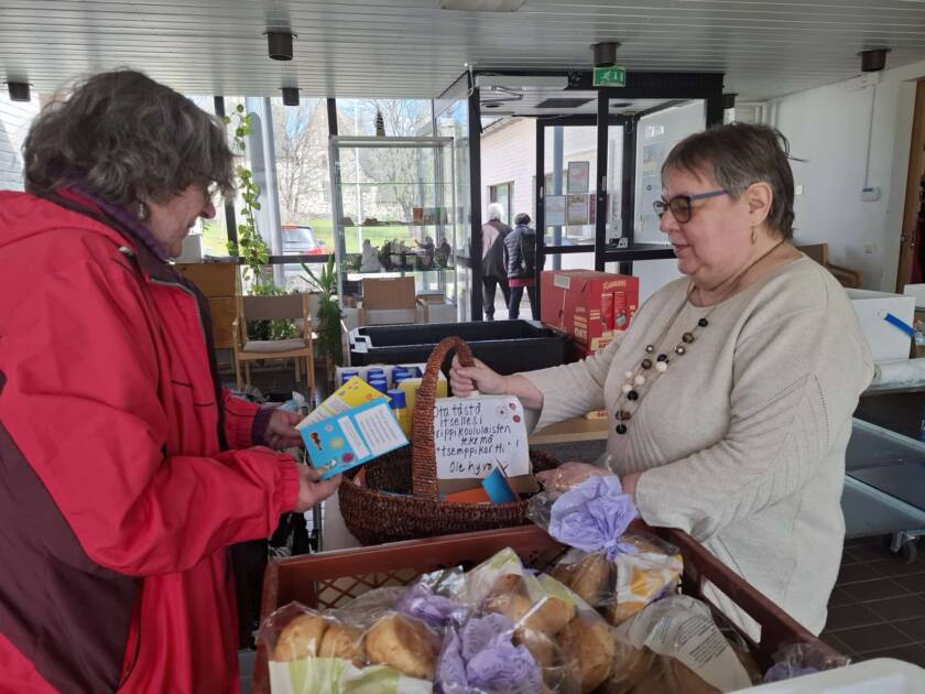 Ihmisiä hävikkiruokajakelussa