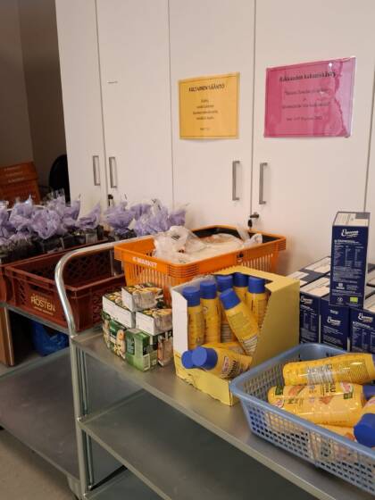 Metallikärryssä ruokatarvikkeita