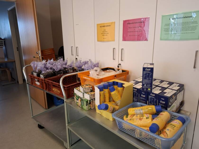 Metallikärryssä ruokatarvikkeita