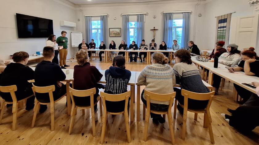nuoret keskustelevat