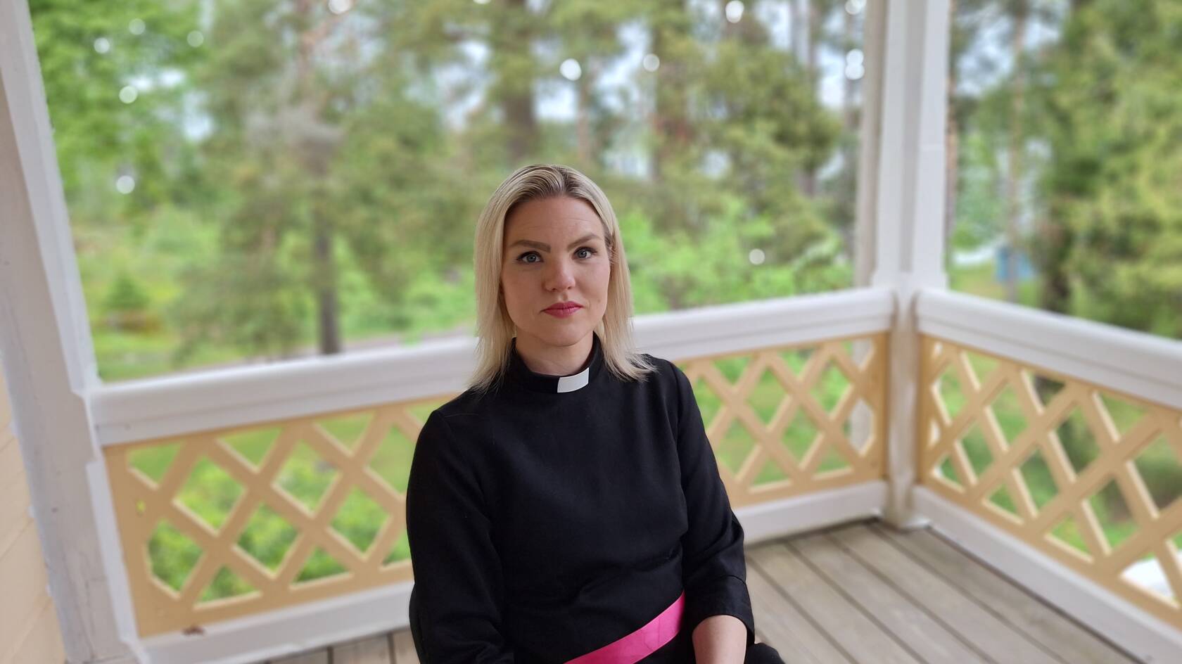 kirkkoherra Aino Savolainen Mannerlahden terassilla