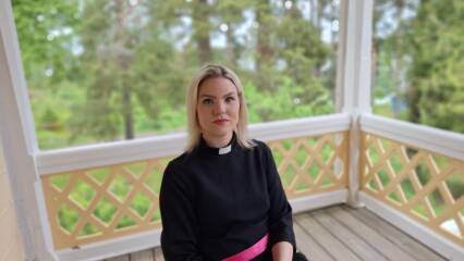 kirkkoherra Aino Savolainen Mannerlahden terassilla