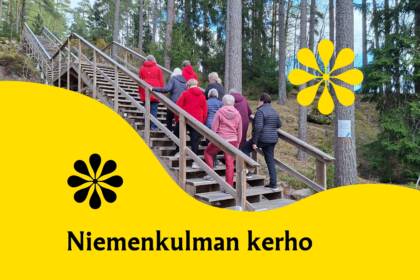 Naisia kuntoportailla kiipeämässä ylös