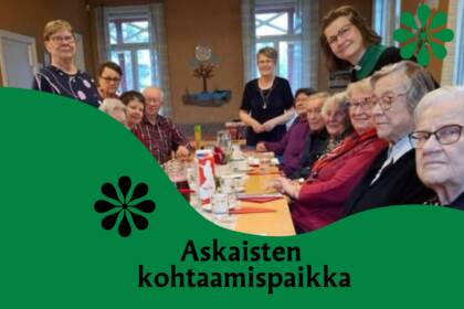 Ihmisiä pöydän äärellä