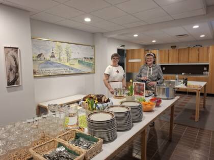 Vapaaehtoiset ruokakattauksen äärellä