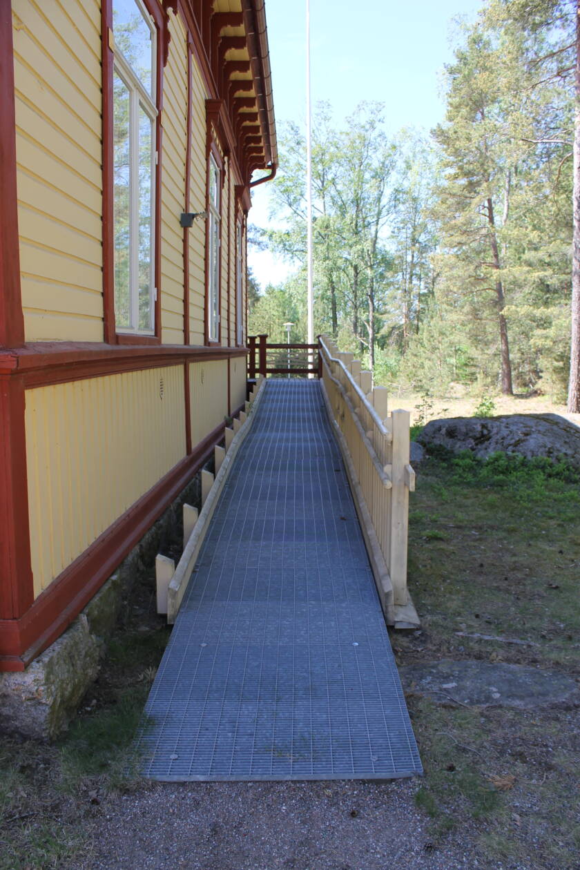 Pyörätuoli ramppi seurakuntatalolle