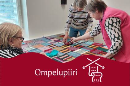 Ompelupiiriläiset valmistavat tilkkupeittoa.