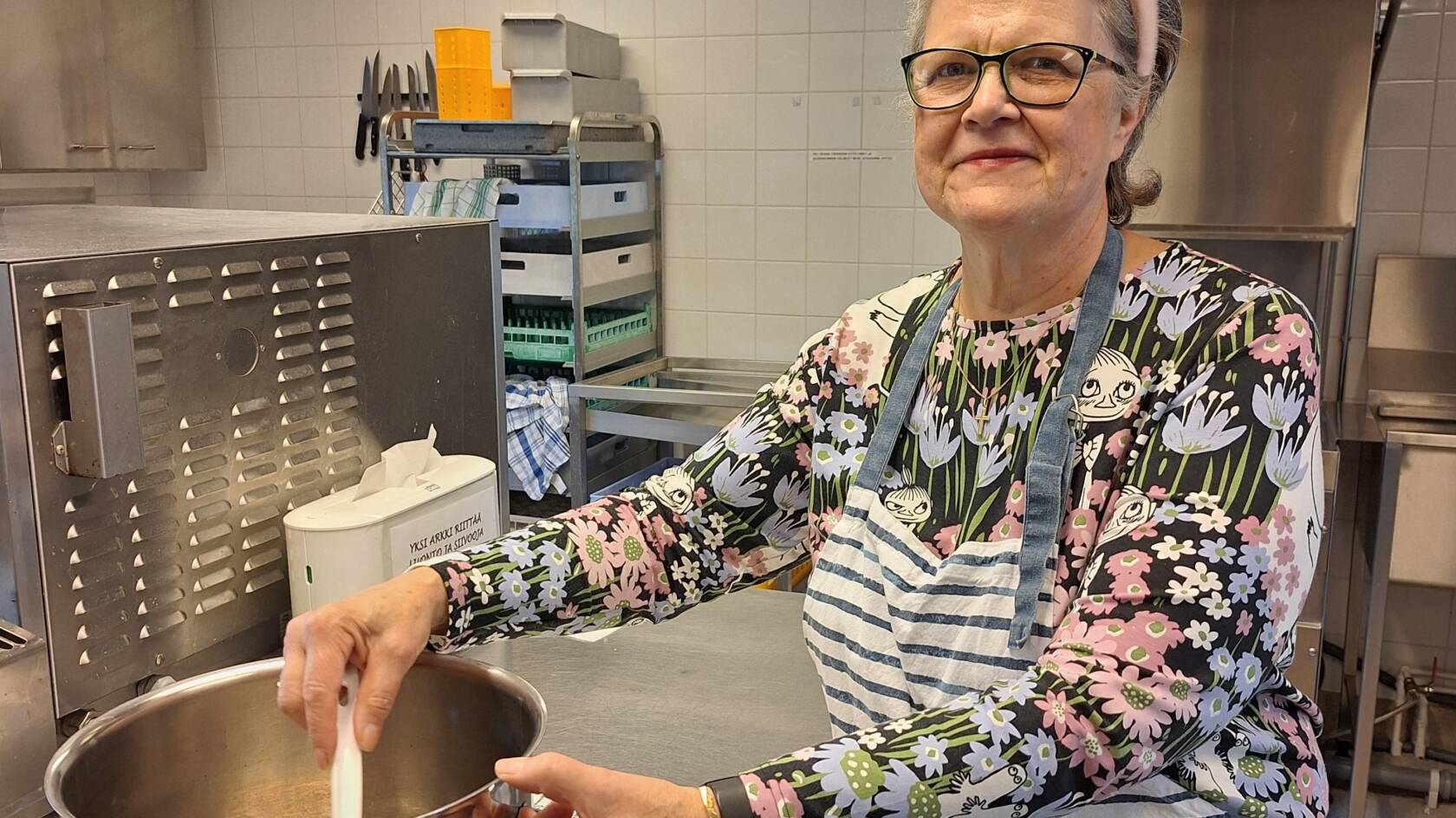 vapaaehtoinen keittää puuroa