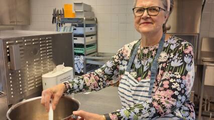vapaaehtoinen keittää puuroa