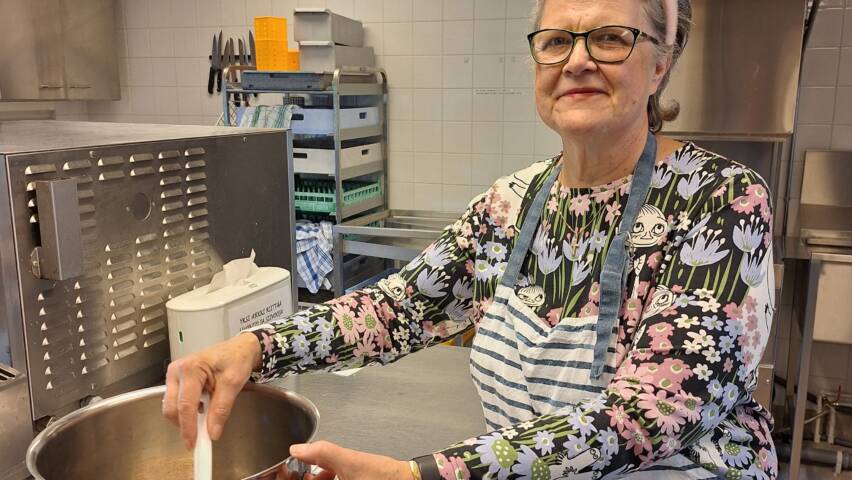 vapaaehtoinen keittää puuroa