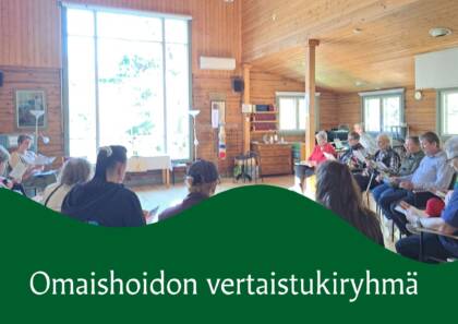 Ryhmäläisiä kokoontuneena laulamaan yhdessä.