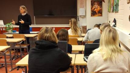 Sari-Johanna vierailulla Nousiaisten lukiossa