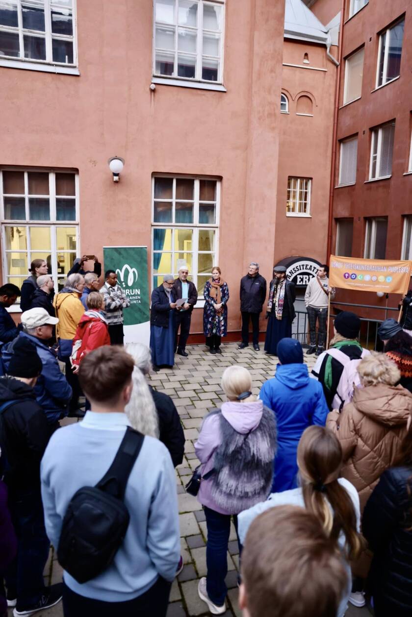 rauhankävelijät Turun islamilaisen yhdyskunnan sisäpihalla