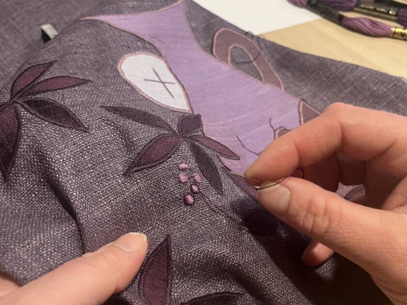 violettia alttaritekstiiliä valmistetaan