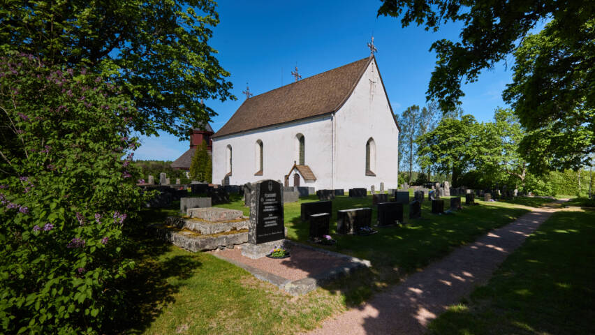 Askaisten hautausmaa, taustalla kirkko