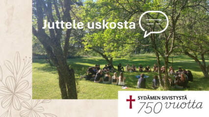 Nuoret keskustelevat nurmikolla
