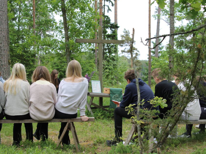 Rippikoululaiset metsäkirkossa