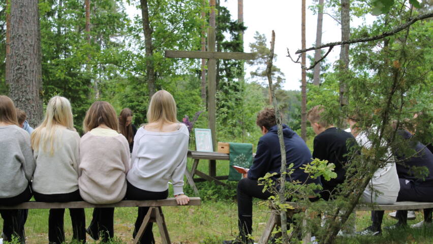 Rippikoululaiset metsäkirkossa