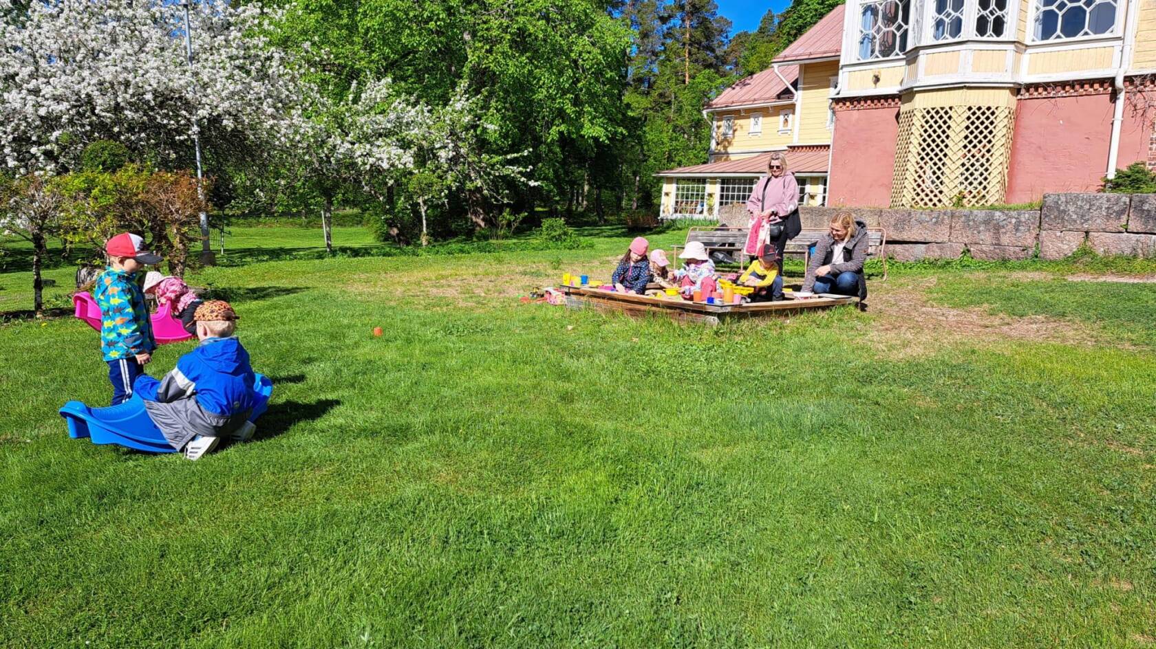 Lapsia Mannerlahden hiekkalaatikolla