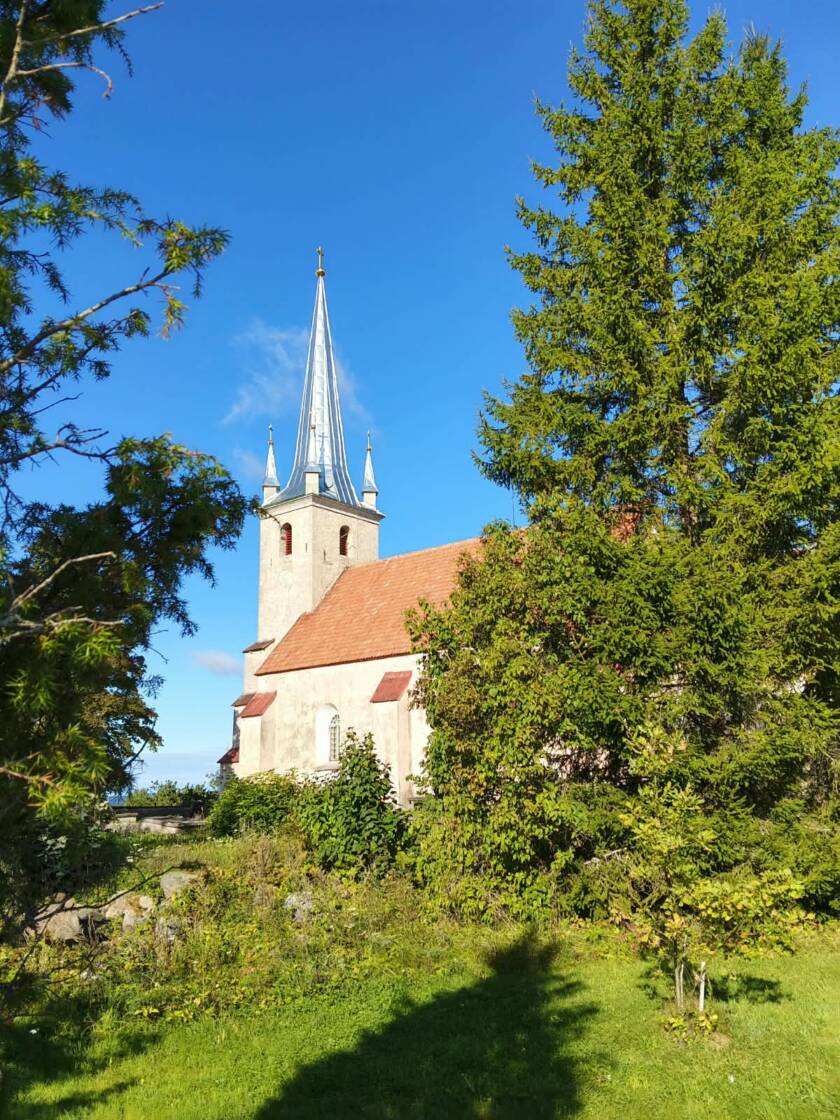 Harju- Madisen kirkkoa ulkoa. Kuvassa näkyy uusittu kirkon torni.