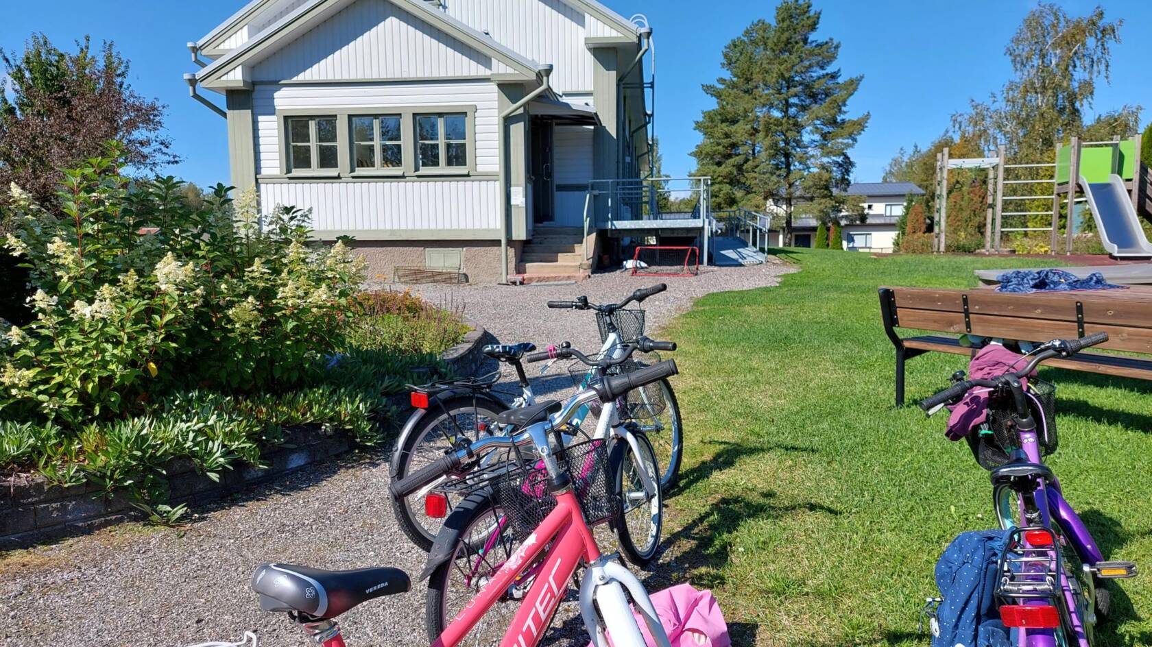 Pyöriä Lemun pappilan pihalla